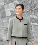 ユーファクトリー M43372 ジャケット MARY QUANT M43372 ジャケット 洗練されたモノクロームの世界観を表現したMARY QUANTのジャケットです。鮮烈なブラック&グレーのコントラストが魅力の一着。シンボリックなデイジーのひとつボタンと絶妙なショート丈が、都会的でクールな印象を演出します。デオドラントテープ搭載で夏も快適な着心地を実現しました。特徴・COOL MONOTONEコレクションのシンボリックなデザイン・ブラック&グレーの洗練されたカラーリングがクールな印象を演出・絶妙なショート丈設計でワンピースとの相性抜群・デイジーモチーフのひとつボタンがアクセントに・襟元にはアクセサリー用ホールを配置し、クリップ式ブローチを決まった位置に装着可能・両脇にデオドラントテープを搭載し、優れた消臭&抗菌効果で汗やニオイが気になる季節も安心・オフィスからちょっとしたお出かけまで幅広く活躍