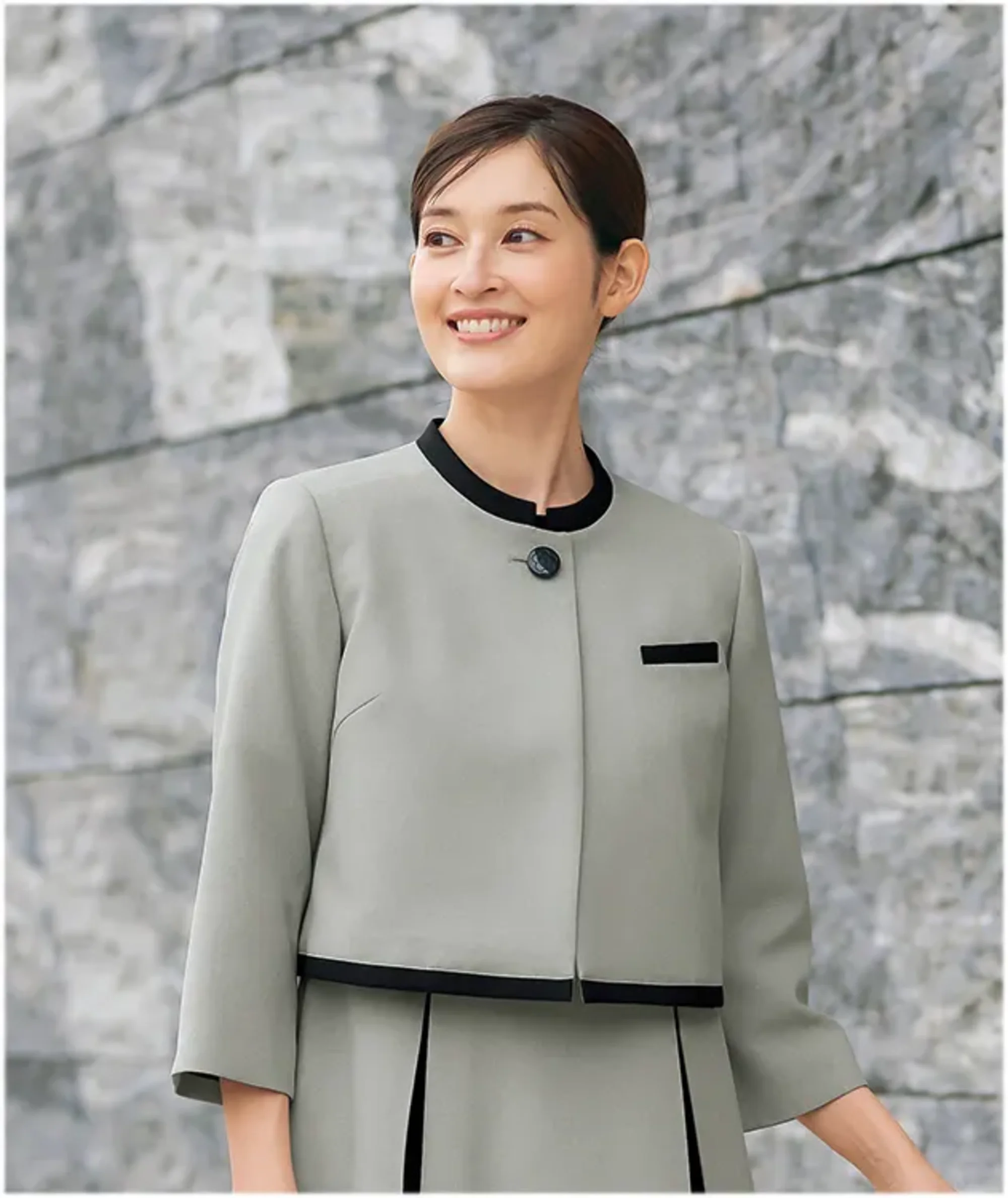 ユーファクトリー M43372 ジャケット MARY QUANT M43372 ジャケット 洗練されたモノクロームの世界観を表現したMARY QUANTのジャケットです。鮮烈なブラック&グレーのコントラストが魅力の一着。シンボリックなデイジーのひとつボタンと絶妙なショート丈が、都会的でクールな印象を演出します。デオドラントテープ搭載で夏も快適な着心地を実現しました。特徴・COOL MONOTONEコレクションのシンボリックなデザイン・ブラック&グレーの洗練されたカラーリングがクールな印象を演出・絶妙なショート丈設計でワンピースとの相性抜群・デイジーモチーフのひとつボタンがアクセントに・襟元にはアクセサリー用ホールを配置し、クリップ式ブローチを決まった位置に装着可能・両脇にデオドラントテープを搭載し、優れた消臭&抗菌効果で汗やニオイが気になる季節も安心・オフィスからちょっとしたお出かけまで幅広く活躍