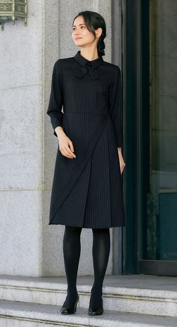 ユーファクトリー M53261 ワンピース ■MARY QUANT■ BLACK STRIPE STORY多彩な表情で魅せるブラックストライプシンプルなピンストライプで綴る、クール&アーバンな存在感。洗練のブラックストライプなら、変幻自在な表情で人々を魅了する。甘さと凛々しさが共存する優雅さを纏って品格を感じる装いにクラシカルな佇まいにブラックストライプの魔法をかけて、シャープな印象をプラス。品の良さを感じさせるクールビューティな一着に。マリーの斬新なクリエイションを昇華させた「ブラックストライプ」つねにルールにとらわれない発想で女性の自立を促してきたマリー。女性が長ズボンをはくことが躊躇されていた時代に、男性用フォーマルズボンに使われていたストライプ模様をいち早く女性用ズボンに応用しました。そんなマリーのクリエイションを受け継いだ「ブラックストライプ」シリーズ。ディテールまでにおよぶ徹底したこだわりで、働く女性たちにエールを贈ります。□ 深い黒色のベースにシャープなグレーラインを施したピンストライプ□ 再生ポリエステルを使用し、循環型社会の実現に寄与