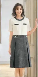 ユーファクトリー M53291 ワンピース MARY QUANT M53291 ワンピース 清涼感あふれるサマーツイード素材を使用したMARY QUANTの洗練されたワンピースです。爽やかなテクスチャーと鮮やかな彩りが織りなす上質な一着は、佇むだけで周囲に柔らかな空気感を演出します。デオドラント機能やインク汚れ対策など、快適な着用感と機能性を兼ね備えたオフィスウェアです。特徴・爽やかなサマーツイード素材を使用し、夏場でも清涼感のある着心地を実現・襟元にアクセサリー用ホールを配置し、クリップ式ブローチを決まった位置に装着可能・両脇にデオドラントテープを採用し、優れた消臭・抗菌効果で汗やニオイが気になる季節も安心・両胸のインク汚れケアポケットは袋布に超撥水生地を使用し、万一のインク漏れにも対応・後ろ中心ファスナーで着脱がスムーズ・上質なツイード素材とモダンなデザインが、オフィスでの品格と清潔感を演出