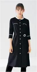 ユーファクトリー M53351 ワンピース MARY QUANT M53351 ワンピースMARY QUANTの洗練されたデザインと機能性を兼ね備えた夏向けシャツワンピースが登場。白いラインのアクセントが効いたブラックストライプのSNAZZY SUMMER STRIPESコレクションは、クールな都会的スタイルと遊び心を絶妙に融合。一輪のデイジーモチーフがさりげなく輝く、レイヤードスタイルにも対応した万能アイテムです。特徴・スタイリッシュなブラックストライプに白いラインのアクセントで都会的な印象を演出・ブランドを象徴するデイジーモチーフが目を惹くエレガントなデザイン・インナーとのレイヤードスタイルで季節を問わず着こなしの幅が広がる・襟部分にアクセサリー用ホールを配置し、クリップ式ブローチを決まった位置に装着可能・両脇にデオドラントテープを搭載し、優れた消臭・抗菌効果で夏場も快適・オールシーズン着用できる適度な生地厚と柔らかな肌触り・ビジネスからカジュアルまで幅広いシーンで活躍するversatileデザイン