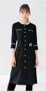 ユーファクトリー M53351 ワンピース MARY QUANT M53351 ワンピースMARY QUANTの洗練されたデザインと機能性を兼ね備えた夏向けシャツワンピースが登場。白いラインのアクセントが効いたブラックストライプのSNAZZY SUMMER STRIPESコレクションは、クールな都会的スタイルと遊び心を絶妙に融合。一輪のデイジーモチーフがさりげなく輝く、レイヤードスタイルにも対応した万能アイテムです。特徴・スタイリッシュなブラックストライプに白いラインのアクセントで都会的な印象を演出・ブランドを象徴するデイジーモチーフが目を惹くエレガントなデザイン・インナーとのレイヤードスタイルで季節を問わず着こなしの幅が広がる・襟部分にアクセサリー用ホールを配置し、クリップ式ブローチを決まった位置に装着可能・両脇にデオドラントテープを搭載し、優れた消臭・抗菌効果で夏場も快適・オールシーズン着用できる適度な生地厚と柔らかな肌触り・ビジネスからカジュアルまで幅広いシーンで活躍するversatileデザイン