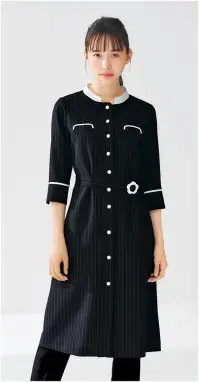 ユーファクトリー M53351 ワンピース MARY QUANT M53351 ワンピースMARY QUANTの洗練されたデザインと機能性を兼ね備えた夏向けシャツワンピースが登場。白いラインのアクセントが効いたブラックストライプのSNAZZY SUMMER STRIPESコレクションは、クールな都会的スタイルと遊び心を絶妙に融合。一輪のデイジーモチーフがさりげなく輝く、レイヤードスタイルにも対応した万能アイテムです。特徴・スタイリッシュなブラックストライプに白いラインのアクセントで都会的な印象を演出・ブランドを象徴するデイジーモチーフが目を惹くエレガントなデザイン・インナーとのレイヤードスタイルで季節を問わず着こなしの幅が広がる・襟部分にアクセサリー用ホールを配置し、クリップ式ブローチを決まった位置に装着可能・両脇にデオドラントテープを搭載し、優れた消臭・抗菌効果で夏場も快適・オールシーズン着用できる適度な生地厚と柔らかな肌触り・ビジネスからカジュアルまで幅広いシーンで活躍するversatileデザイン