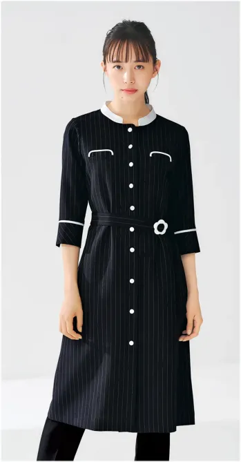 ユーファクトリー M53351 ワンピース MARY QUANT M53351 ワンピースMARY QUANTの洗練されたデザインと機能性を兼ね備えた夏向けシャツワンピースが登場。白いラインのアクセントが効いたブラックストライプのSNAZZY SUMMER STRIPESコレクションは、クールな都会的スタイルと遊び心を絶妙に融合。一輪のデイジーモチーフがさりげなく輝く、レイヤードスタイルにも対応した万能アイテムです。特徴・スタイリッシュなブラックストライプに白いラインのアクセントで都会的な印象を演出・ブランドを象徴するデイジーモチーフが目を惹くエレガントなデザイン・インナーとのレイヤードスタイルで季節を問わず着こなしの幅が広がる・襟部分にアクセサリー用ホールを配置し、クリップ式ブローチを決まった位置に装着可能・両脇にデオドラントテープを搭載し、優れた消臭・抗菌効果で夏場も快適・オールシーズン着用できる適度な生地厚と柔らかな肌触り・ビジネスからカジュアルまで幅広いシーンで活躍するversatileデザイン
