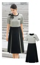 ユーファクトリー M53361 ワンピース MARY QUANT  M53361 ワンピース 高級感あふれるモノクロームの世界観を体現したMARY QUANTの洗練された事務服ワンピースです。ブラック＆グレーの絶妙な配色使いが美しく、シンボリックでドラマティックな表情を演出。クラシカルでありながら存在感のある佇まいが、夏のクールビズシーンを格調高く彩ります。機能性も充実した、プロフェッショナルな仕事着としての実用性と美しさを兼ね備えた一着です。特徴・印象的なプリーツの配色デザインが上品な存在感を放つ高級ワンピース・襟元のアクセサリー用ホールでクリップ式ブローチを決まった位置に装着可能・両脇にデオドラントテープを採用し、優れた消臭＆抗菌効果で汗やニオイ対策・純銀の糸「ミューファンⓇ」使用の抗菌防臭・吸汗速乾パッドで夏も快適・後ろ中心ファスナーで着脱がスムーズ・モノクローム配色が生み出す鮮烈な印象と洗練された美しさ・オフィスからセミフォーマルまで幅広いシーンで活躍するノーブルな佇まい※リボンブローチは付属しておりません。