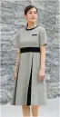 ユーファクトリー M53372 ワンピース MARY QUANT  M53372 ワンピース 高級感あふれるモノクロームの世界観を体現したMARY QUANTの洗練された事務服ワンピースです。ブラック＆グレーの絶妙な配色使いが美しく、シンボリックでドラマティックな表情を演出。クラシカルでありながら存在感のある佇まいが、夏のクールビズシーンを格調高く彩ります。機能性も充実した、プロフェッショナルな仕事着としての実用性と美しさを兼ね備えた一着です。特徴・印象的なプリーツの配色デザインが上品な存在感を放つ高級ワンピース・襟元のアクセサリー用ホールでクリップ式ブローチを決まった位置に装着可能・両脇にデオドラントテープを採用し、優れた消臭＆抗菌効果で汗やニオイ対策・純銀の糸「ミューファンⓇ」使用の抗菌防臭・吸汗速乾パッドで夏も快適・後ろ中心ファスナーで着脱がスムーズ・モノクローム配色が生み出す鮮烈な印象と洗練された美しさ・オフィスからセミフォーマルまで幅広いシーンで活躍するノーブルな佇まい