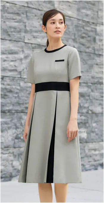 ユーファクトリー M53372 ワンピース MARY QUANT M53372 ワンピース 高級感あふれるモノクロームの世界観を体現したMARY QUANTの洗練された事務服ワンピースです。ブラック&グレーの絶妙な配色使いが美しく、シンボリックでドラマティックな表情を演出。クラシカルでありながら存在感のある佇まいが、夏のクールビズシーンを格調高く彩ります。機能性も充実した、プロフェッショナルな仕事着としての実用性と美しさを兼ね備えた一着です。特徴・印象的なプリーツの配色デザインが上品な存在感を放つ高級ワンピース・襟元のアクセサリー用ホールでクリップ式ブローチを決まった位置に装着可能・両脇にデオドラントテープを採用し、優れた消臭&抗菌効果で汗やニオイ対策・純銀の糸「ミューファンⓇ」使用の抗菌防臭・吸汗速乾パッドで夏も快適・後ろ中心ファスナーで着脱がスムーズ・モノクローム配色が生み出す鮮烈な印象と洗練された美しさ・オフィスからセミフォーマルまで幅広いシーンで活躍するノーブルな佇まい