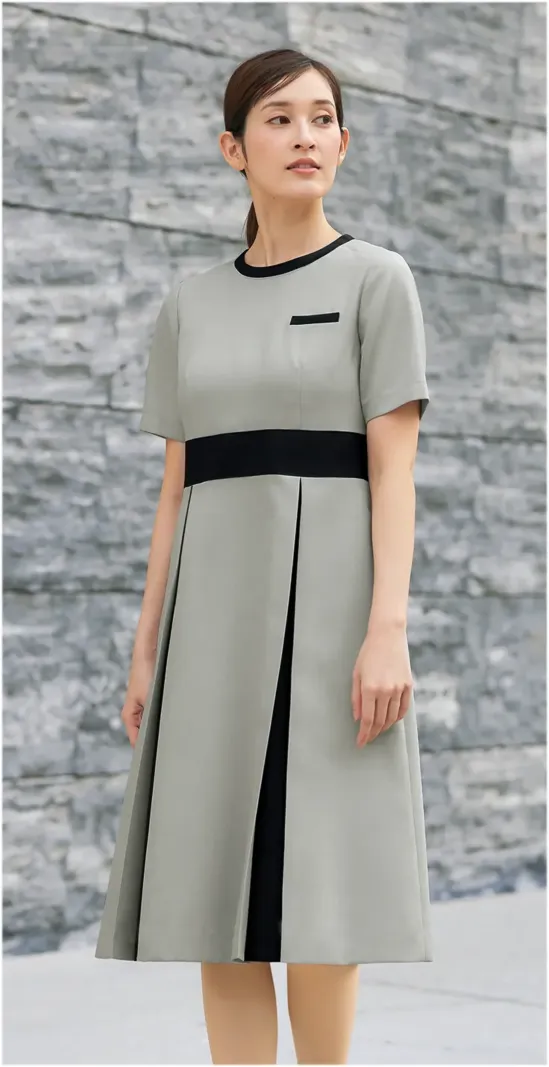 ユーファクトリー M53372 ワンピース MARY QUANT  M53372 ワンピース 高級感あふれるモノクロームの世界観を体現したMARY QUANTの洗練された事務服ワンピースです。ブラック＆グレーの絶妙な配色使いが美しく、シンボリックでドラマティックな表情を演出。クラシカルでありながら存在感のある佇まいが、夏のクールビズシーンを格調高く彩ります。機能性も充実した、プロフェッショナルな仕事着としての実用性と美しさを兼ね備えた一着です。特徴・印象的なプリーツの配色デザインが上品な存在感を放つ高級ワンピース・襟元のアクセサリー用ホールでクリップ式ブローチを決まった位置に装着可能・両脇にデオドラントテープを採用し、優れた消臭＆抗菌効果で汗やニオイ対策・純銀の糸「ミューファンⓇ」使用の抗菌防臭・吸汗速乾パッドで夏も快適・後ろ中心ファスナーで着脱がスムーズ・モノクローム配色が生み出す鮮烈な印象と洗練された美しさ・オフィスからセミフォーマルまで幅広いシーンで活躍するノーブルな佇まい