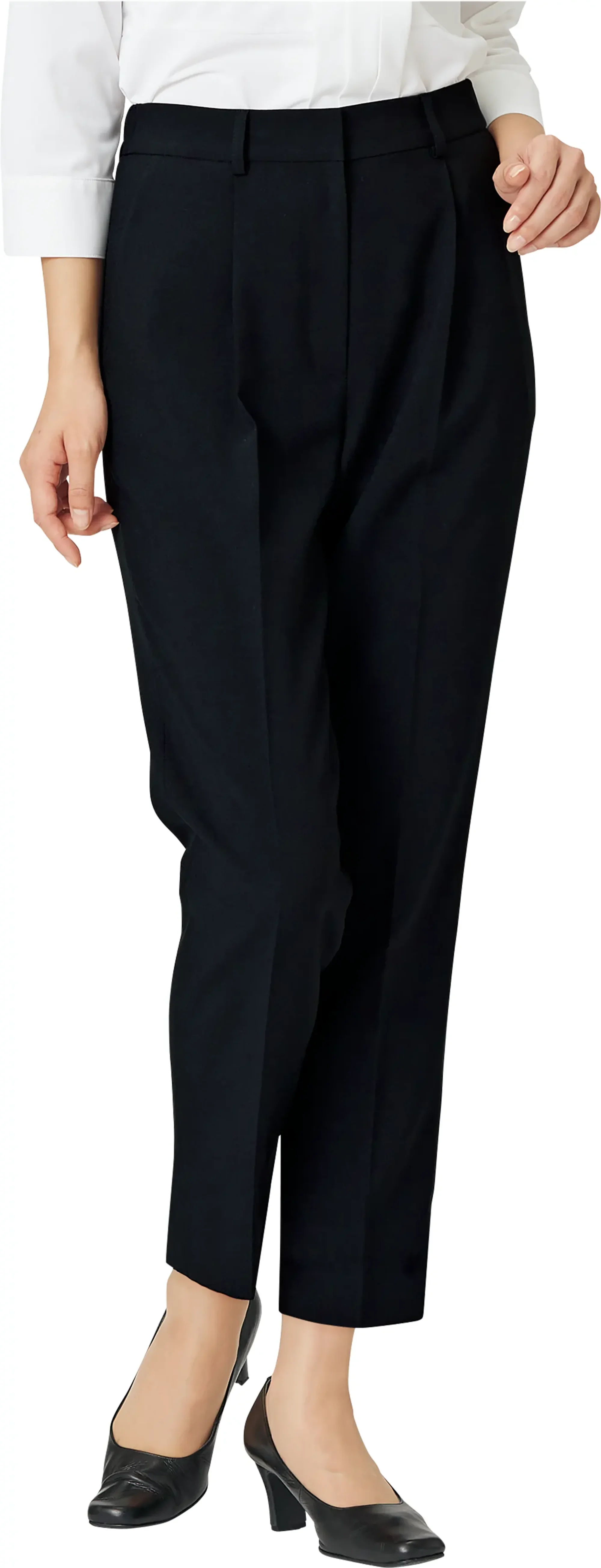 ユーファクトリー M63361 パンツ(テーパード) MARY QUANT M63361 パンツ洗練されたシルエットと快適な着心地を両立させたMARY QUANT テーパードパンツです。伸縮性に優れたストレッチ素材と、ウエストベルト内部に施されたゴム仕様により、長時間の着用でも窮屈感なく快適に過ごせます。スタイリッシュなデザインながらも動きやすさを重視した機能的な一着です。特徴・スマートな印象を与えるテーパードシルエットでスタイリッシュに着こなせる・ゴムinベルト仕様により、見た目はすっきりとしたベルトデザインながら快適な伸縮性を実現・高品質ストレッチ素材を使用し、あらゆる動きに対応する優れた伸縮性を確保・長時間の着用でも締め付け感がなく、ストレスフリーな着心地・オフィスからカジュアルシーンまで幅広く活躍するデザイン性・着座時や歩行時など、どんな動きをしても窮屈感がない絶妙な伸縮性