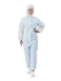 ダック FJS フード付ジャンプスーツ ホワイト（50枚入） 不織布製のフード付つなぎ服です。工場の来客者、短期アルバイト用、簡易防護服などとしてお使いいただけます。衣類への汚れ付着を防ぎ、つなぎ服型のため異物混入対策にも最適です。さらに袖口、足首にはゴム付きです。2色使用することで人員の区別等にも使用出来ます。（ブルーFJSB）★当商品は50枚入りです。