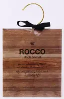 不二貿易 13924 ロッコ フックサシェ コロン（12個入） ROCCOシリーズROCCO…イタリア語で休息を意味します。ユニセックスなパッケージが特徴のシリーズで、男性にも使いやすいフレグランスです。香りも親しみやすい石鹸や、柔軟剤など柔らかい香りで揃えており、どんな場所にも使いやすい香りです。コロンのような優しい香り。※12個入りです。※この商品はご注文後のキャンセル、返品及び交換は出来ませんのでご注意下さい。※なお、この商品のお支払方法は、先振込（代金引換以外）にて承り、ご入金確認後の手配となります。※こちらの商品は、取り寄せに最短でも1週間程かかりますので、予めご了承ください。