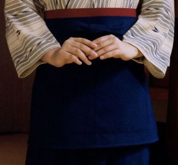 風香 EP-7505 ショート丈エプロン 日本の伝統美を豊かに演出する。ぬくもりを感じる作務衣スタイル。カジュアルでありながらきちんとした印象をあたえ、日本の美しさを心地よく魅力的におもてなしの心にそえてお届けします。●ここが魅力！1．ユニセックス 男女兼用で着用いただけるスタイルなので、お店のイメージづくりがトータルにできて、印象ひときわ！2．アクティブ 簡単に着用でき動きやすいので、年輩の方はもちろん若い方にも好評。3．イージーケア ポリエステル100％でシワになりにくく、丸洗いOK。