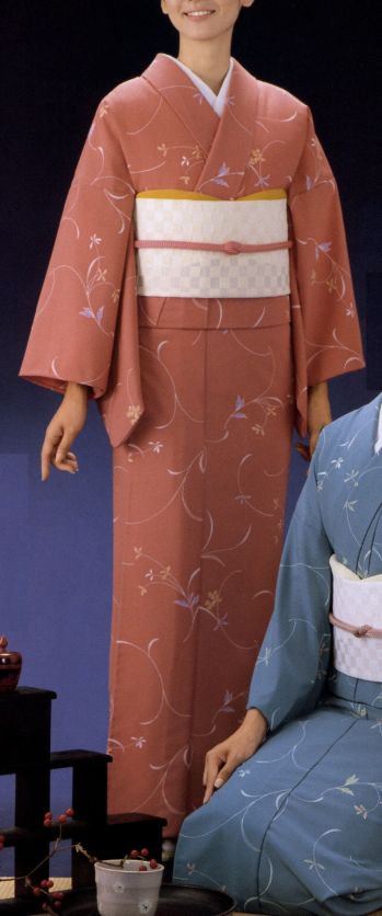 風香 KI-1014 単衣着物（流し花） 日本の心を着こなす機能美。伝統が華やぐ着物スタイル。優雅な気品とひとクラス上のゆとりを演出。装う方の凛とした美しさとさりげないお店のセンスの良さを語ります。ここが魅力！ 1．色柄が豊富です。 お店の雰囲気、季節、と予算に応じて最もふさわしい装いがお選びいただける豊富な色柄を揃えています。 2．丸洗いできます。 ポリエステル100％素材を使用しているためシワになりにくく、洗濯機で丸洗いできます。 3．とても丈夫です。 ミシン仕立てなので、ほつれや型くずれの心配がなく丈夫。毎日のご着用に優れた耐久性を発揮します。 4．着付けは簡単！ すべての帯は誰でも素早く簡単に着装できるワンタッチ式に加工することができ、着付けもラクラクです 。※二部式仕立てにできます。ご希望の際は別途お問合せ下さい。※この商品は受注生産になります。※受注生産品につきましては、ご注文後のキャンセル、返品及び他の商品との交換、色・サイズ交換が出来ませんのでご注意くださいませ。※受注生産品のお支払い方法は、先振込（代金引換以外）にて承り、ご入金確認後の手配となります。