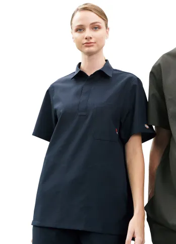 フォーク 7098SC-17 男女兼用スクラブ タフな現場を支え続けてきたDickies(ディッキーズ)はアメリカをはじめとする世界のワーカーたちに愛され続けているブランドです。Dickies(ディッキーズ)ならではの頑丈さに、日本の医療現場にふさわしいデザインにアレンジ。思いのままにフィジカルをトレスする機能ウエアで、アクティブに現場で活躍できるチームへ!●タフな現場ワークを支える優れた耐久性ワークウエアブランドならではの、タフな素材が魅力。過酷な現場ワークや何度も繰り返される洗濯にも優れた耐久性を発揮し、使い込むほどに風合いが増します。●動きやすく、ラフな着心地ドライタッチな風合いのストレッチ素材で、汗をかくほどのハードワークでも、快適に動けることを追求。洗いざらしのような独特の風合いも魅力です。●シーンを選ばないミニマムデザインどんな現場にも映えるシンプルなデザイン。軽快な現場ワークをサポートするギミックもポイントです。ワークシャツをイメージしたシャツ衿タイプ。介護士、訪問医療スタッフのスタイルアップにも。スクラブの裾を出しても入れても、着こなしキマる新デザイン。ファッショナブルで普段着ライクな、シャツ衿タイプの男女兼用スクラブ。◎サイドループとスリットポケット便利なループを備えたポケットは目立たないスリットタイプ。サージカルテープやハサミなどの収納にぴったり。左側にもポケット付。◎サイドスリット大きな体の動きでも突っ張り感を軽減するサイドスリット付。◎左袖にはディッキーズのロゴ◎背面のタック加工で動きやすさをサポート。◎前は釦開き仕様※男性基準のサイズ展開になっています。女性の方はワンサイズ下がおすすめです。