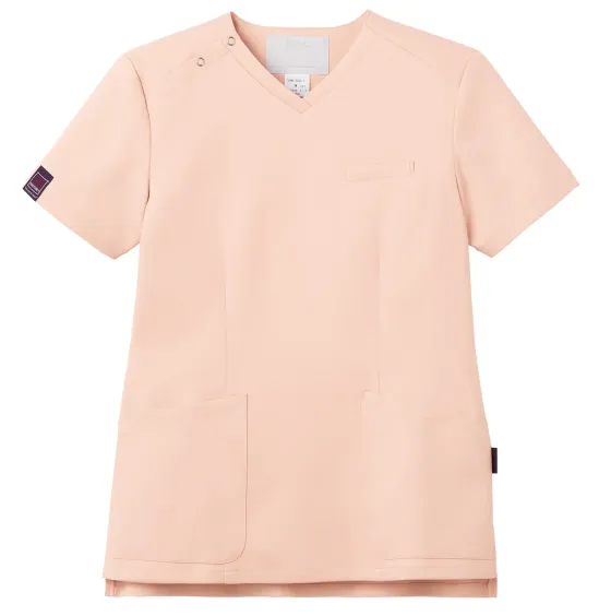 フォーク 7099SC-3 レディススクラブ PANTONE 7099SC レディーススクラブPANTONEカラーシステムから厳選したトレンドカラーで彩られた女性医療従事者のための高品質スクラブです。10，000を超えるカラースタンダードから女性を美しく魅せる色をセレクト。機能性とファッション性を兼ね備え、毎日の医療現場での着用を快適にします。特徴・PANTONEオリジナルビスネームを採用したトレンドカラー・サイドスリット入りで動きやすさを実現・両腰と左胸に便利なポケット付きで小物収納に便利・オールフレックスストレッチ素材で長時間の着用でも疲れにくい・しなやかな着心地と美しいシルエットで女性の働く姿を美しく演出・豊富なカラーバリエーションでコーディネートの幅が広がる・同シリーズのパンツ（6022SC）と組み合わせて着用可能仕様・品番:7099SC・カラー:チェリーローズ(7099SC-3)、ヘイズ(7099SC-2)、フォックスグローブ(7099SC-13)、サンドダラー(7099SC-10)、パープルアッシュ(7099SC-11)、ブラックベリーワイン(7099SC-16)、ダークネイビー(7099SC-17)