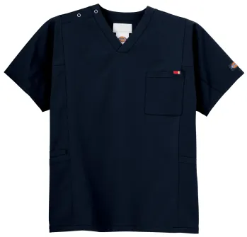 フォーク 7112SC-17 スクラブ 7112SC-17 スクラブ医療現場での動きやすさを追求したDickiesの高機能スクラブです。ストレッチ素材を採用し、長時間の着用でも快適な着心地を実現。左袖のディッキーズロゴと胸ポケットがスタイリッシュな印象を与えながら、機能性も兼ね備えた医療従事者のための一着です。特徴・ストレッチ素材で自由な動きをサポート・胸ポケットで小物の収納に便利・タブレットサイズの両腰ポケットと大きな2重ポケットで収納力抜群・左袖のディッキーズロゴがアクセント・着脱しやすいV字型首元でストレスフリー・肩部分のスナップボタンで着脱が容易・男女兼用デザインでユニセックス対応・着丈短めデザイン