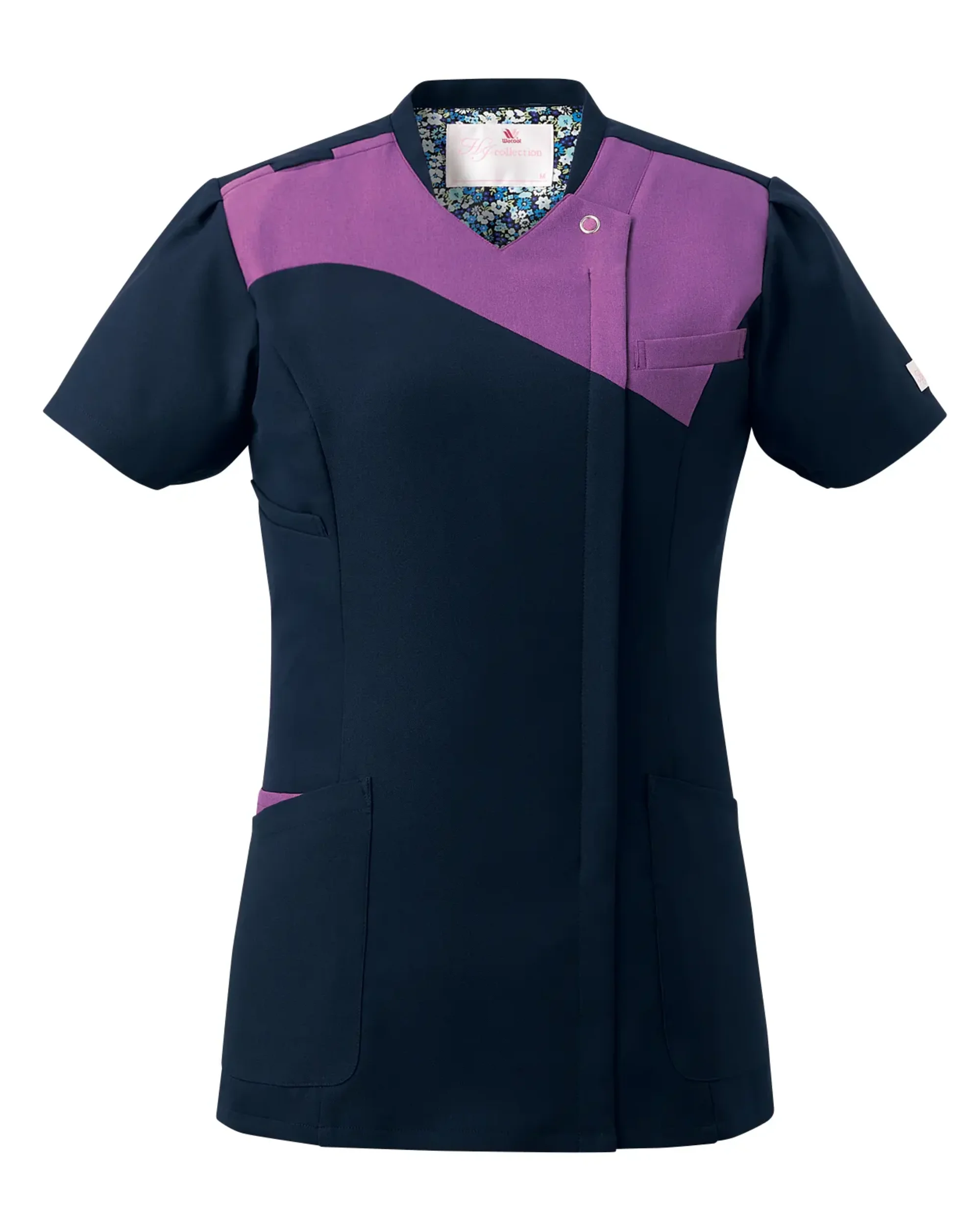 フォーク HI712-17 レディスジップスクラブ Ladies ZIP スクラブ HI712美しさと機能性を兼ね備えたレディース医療用ウェアです。動きやすさにこだわった独自のストレッチ設計と、女性らしいシルエットを実現したジップスクラブ。メイクや髪型を崩さず着脱ができる実用的なデザインです。特徴・ストレッチ素材採用で体の伸縮方向に合わせた動きやすい設計・ウエストまわりを絞ったデザインで女性らしいシルエットを演出・ジップ仕様でメイクや髪型を崩さず着脱可能・携帯電話ポケットと肩ループ付きで機能性も充実・左胸ポケットと右側の便利なループ付小分けポケットを装備・袖の動きをセーブする袖下ゴムで作業中の邪魔になりにくい・フェミニンな花柄裏地で女性らしさを表現仕様・品番:HI712・素材:ポリエステル100％・カラー:バーガンディ×リリスピンク(HI712-16)、ダークネイビー×マロウ(HI712-17)※4Lサイズは受注生産となります。ご注文後のキャンセル・返品・交換ができませんので、ご注意下さいませ。※受注生産品のお支払方法は、先振込（代金引換以外）にて承り、ご入金確認後の手配となります。