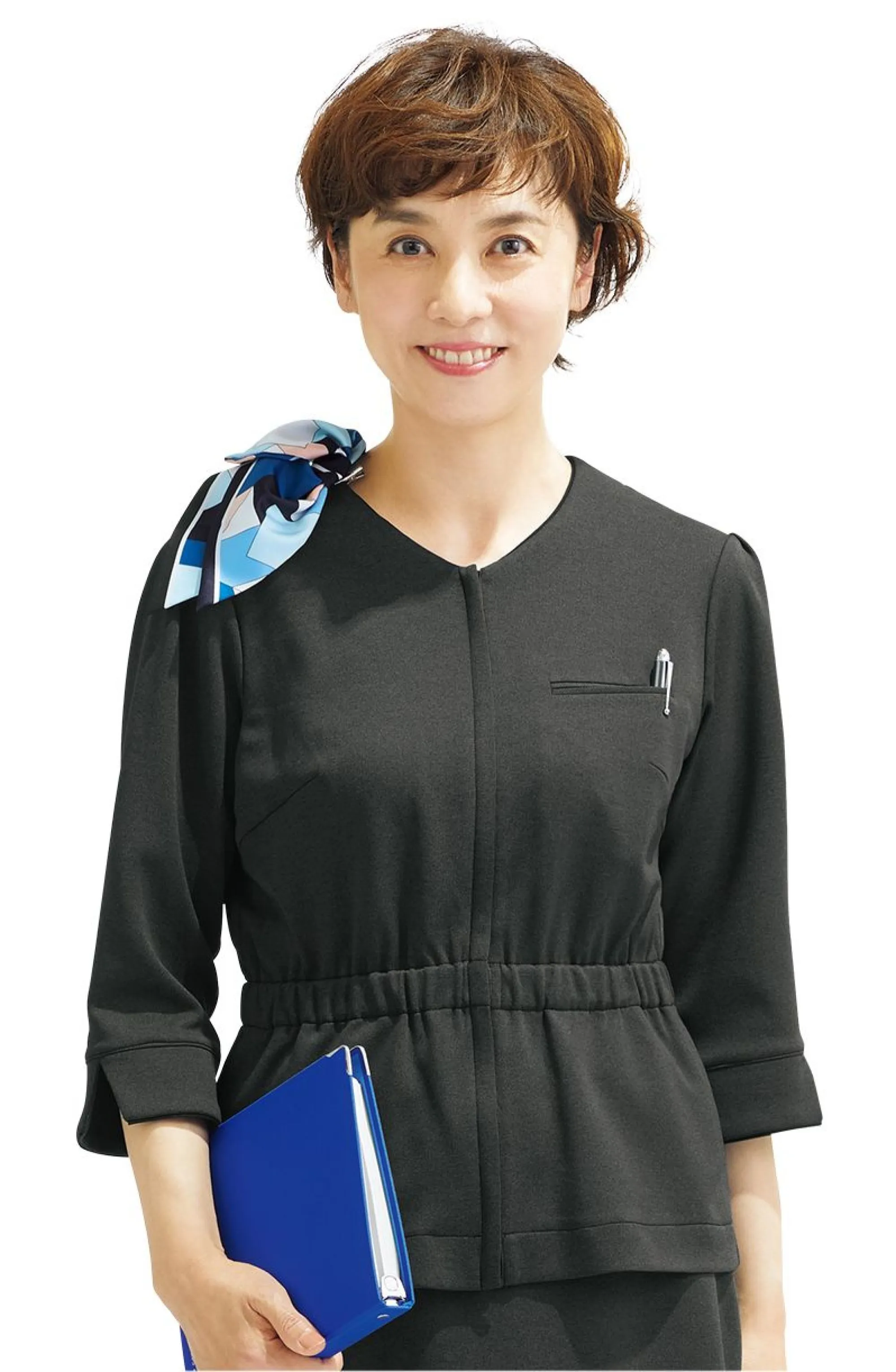 フォーク FB71422-55 ニットオーバーブラウス（7分袖） 1枚でもジャケットと合わせても。Overblouse・右衿裏にリボンループ右衿の裏にクリップ式リボンスカーフが留められるループを配しました。・季節を選ばない7分袖7分丈の袖でオールシーズン対応。袖口は折り返しができるデザインです。■「ペアケア」マークは抗ウイルス×抗菌防臭の安心生地加工です。「ペアケア」は、繊維上のウイルスや菌を減少させる加工剤。インナー・靴下・タイルなどに使われている実績があります。No Border年齢、身長、体型、タイプ、職種、オンオフ 境界線を越えていこう！新しい自分へ！年齢も体型も働き方も多様化する現在。着こなし自由自在のセットアップは、あらゆる境界線を越えて「心地よく働ける」スタイルが作れます。着るヒトの数だけ、違った「私らしさ」を発揮する「シゴト服」です。※19号・21号・23号は受注生産になります。※受注生産品につきましては、ご注文後のキャンセル返品及び他の商品との交換、色・サイズ交換が出来ませんのでご注意ください。※受注生産品のお支払い方法は、前払いにて承り、ご入金確認後の手配となります。