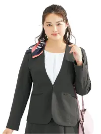 フォーク FJ15752-55 ニットノーカラージャケット カーデ感覚でさらりと着られるNo-collar Jacket・2つの「ナシ」で軽く裏地を付けず肩パットもなくしてライトな着心地に。羽織り感覚の着こなしも。・折り返せる袖口スリットを施した袖口。折り返して着てもサマになります。■「ペアケア」マークは抗ウイルス×抗菌防臭の安心生地加工です。「ペアケア」は、繊維上のウイルスや菌を減少させる加工剤。インナー・靴下・タイルなどに使われている実績があります。No Border年齢、身長、体型、タイプ、職種、オンオフ 境界線を越えていこう！新しい自分へ！年齢も体型も働き方も多様化する現在。着こなし自由自在のセットアップは、あらゆる境界線を越えて「心地よく働ける」スタイルが作れます。着るヒトの数だけ、違った「私らしさ」を発揮する「シゴト服」です。※19号・21号・23号は受注生産になります。※受注生産品につきましては、ご注文後のキャンセル返品及び他の商品との交換、色・サイズ交換が出来ませんのでご注意ください。※受注生産品のお支払い方法は、前払いにて承り、ご入金確認後の手配となります。