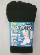 福徳産業 3772-3P カカトすっぽりソックス 5本指L（3足組） カカトが「カカトすっぽり」編みでずれにくく、足の形に合わせた「テーパー編み」でしめつけ感を解放。履き心地とフィット感をとことん追求。福徳産業のソックスは、5本指や先丸、指又付きなど種類も豊富。特に5本指ソックスは、指が入りやすいようにこだわっています。ふくらはぎのしめつけ感から解放！「かかとすっぽりずれにくい」足の形に合わせた「テーパー編み」人体構造を研究した、段階的着圧。締め付けないのにズレない理由。足首がズレないのは、人間の足の形にそって足首から履き口まで編む「テーパー編み」だからです。段階的に圧力を加えているので、足の疲れを和らげる効果もあります。カカトがズレにくい！かかとを中心としたサポーターによって、カカトがすっぽり包まれてずれにくい！安心感が違います。「大きく編んで縮める」品質へのこだわり。●編み目がつまり、強度アップ！●伸びがよくなるから、5本指靴下でも指がラクラク入る！この差がゆったり感！安心品質日本製。実用新案登録第3149496号。 ※3足組みです。※この商品はご注文後のキャンセル、返品及び交換は出来ませんのでご注意下さい。※なお、この商品のお支払方法は、先振込（代金引換以外）にて承り、ご入金確認後の手配となります。