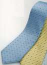 ハネクトーン 31467 メンズネクタイ（綾織ドット小柄/ブルー系） タテ糸に白を使ったパステル調。ベーシックなドット柄で、フォーマルシーンも含め幅広い場面に。