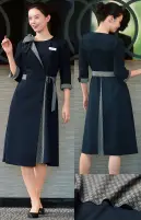 ハネクトーン 7742 ワンピース ■機能素材と伝統素材で魅せる 和こころ（wakokoro）■和服のようなデザインと洗練されたシルエットが和モダンなワンピースさりげなく「和」を効かせた上品なおもてなしスタイルネイビーをベースに、配色やデザインで「和」のエッセンスを取り入れた、上品で印象的なコレクション。部分使いした麻の葉柄や、重ね衿のような前合わせ､ウエストを絞るデザインなどで、さりげなく「和」を印象づけながら、接客シーンにふさわしい機能性や気品にもこだわりました。プルエラ&reg;ツイル × 二越ちりめん美しいドレープを描くプルエラ&reg;ツイルと、日本の伝統柄である麻の葉柄を使った二越ちりめんを組み合わせました。落ち着きのあるネイビーと伝統柄の調和が、和モダンを印象づけます。ドレープ性のある、しなやかな素材ストレッチ性がよく快適な着心地シワになりにくく、お手入れもラクご家庭で洗濯できます（プルエラ&reg;は東レの素材です）撚りシボのが違う高く緯糸味わいを2本おきに織り込んでおりシボが高く味わいのある素材感が特長です。●名札ループ 胸ポケットに名札ループ付き●バックル 和柄のベルトを通すバックル付き◆和こころ（wakokoro）◆心配りまで美しいおもてなし和こころお客さまに喜んでいただけるよう思いやりをもってお迎えする心配りが「おもてなし」。日本人が文化として大切にしてきたその心を「和こころ」というスタイルで表現し接客シーンに上質感と気品を印象づけます。