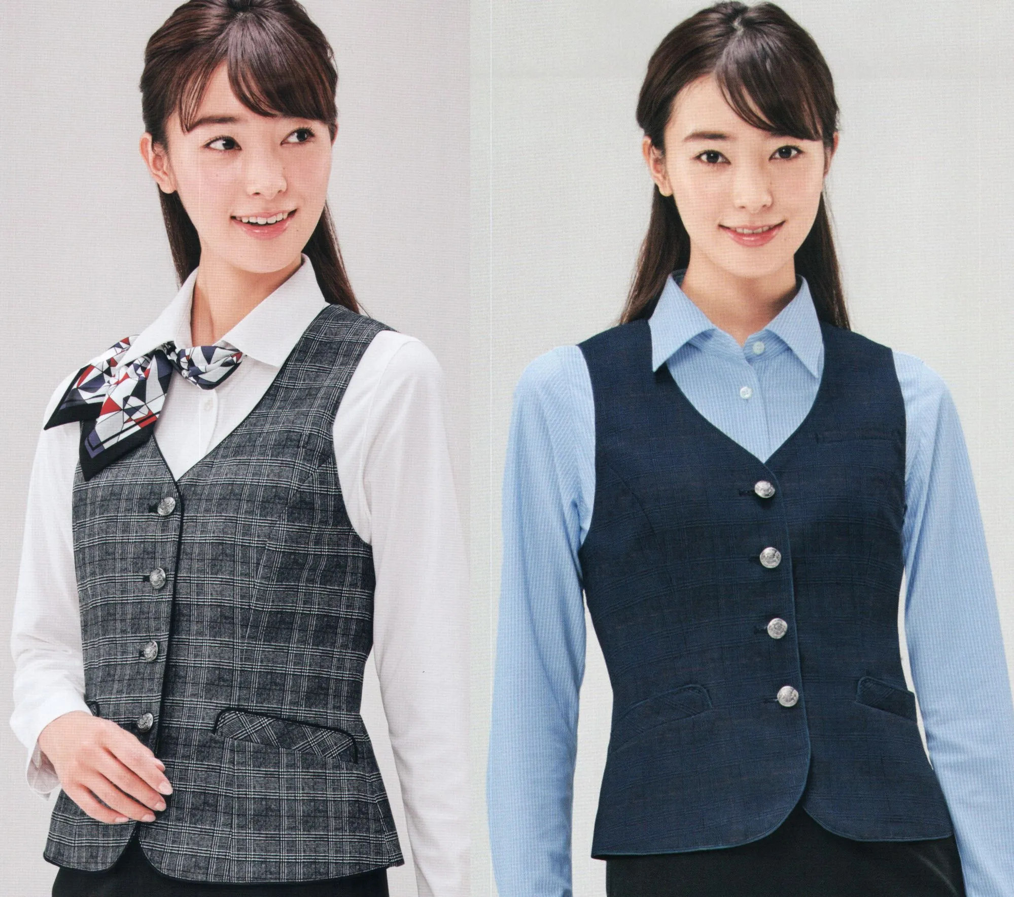 サーヴォ GVEL-1862 ベスト PRINCE GLEN CHECK軽いから、疲れにくい！LIGHT VEST 長時間着用するベストは着心地が大切！今季初登場のライトベストは、軽量素材にチェック柄のプリントを施した軽い着心地のベスト。体にフィットする生地で動きやすく、ストレスを軽減します。クラシックな刻印ボタンで信頼感UP。英国調のグレンチェック柄を繊細なプリントで表現。サラッとした風合いの軽い着心地の優秀素材。赤のラインが女性らしさを際立たせ、愛され続ける定番のクラシック柄で好感度もアップ。ここがPOINT!軽量化…サラッとした風合いの、軽量素材にプリントを施しているので、着用時のストレスを軽減し、通年着用可能です。ネームホルダー…ベストの左胸のポケットには、ペンを何本差していてもネームプレートを簡単に狭めるスリット付き。胸元がすっきり見えます。ダブルポケット…ベストの右腰にはダブルポケット付き。印鑑のような小物を分けてしまえて、出し入れもスムーズにできて便利です。背ベルト…ウエスト調整可能な両引きベルト付き。バックスタイルのアクセントにも。