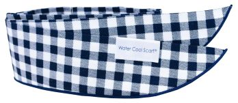 イトヤ WCS2011-GN ウォータークールスカーフ ギンガムネイビー 水をたっぷり含ませて、首に着ければ蒸発クーラー！！いつでもどこでもくり返し涼感効果を発揮します！！ 暑さから回避したい全ての人に。～暑さ対策、熱中症対策として。 ウォータークールスカーフは首に巻くことで体温を調整し暑さを和らげようとする涼感スカーフです。直射日光から首を守るとともに、ほてった体を冷やすには首の動脈を冷やすと良いとされています。あらゆるシーンに合わせて対応！お子様の熱さましにもご使用いただけます！スポーツ、マラソン、ウォーキングはもちろん、遊園地、野外コンサート、通勤通学、作業、オフィス、キッチンワークなど、長い時間の着用でも首が疲れない、さりげなくお使いいただけるデザイン。 夏色豊富なカラーバリエーション。首やおでこに巻いて爽快リフレッシュ！ 小さなお子様から大人まで、夏の暑さ対策・熱中症対策に親子柄でおそろいも楽しめる！これが話題の、あのスカーフです。◆テレビ朝日 お願い！ランキング 第1位 三冠受賞◆●ご使用方法 1．できるだけ冷たい水に10～15分程度浸します。 2．ご購入時では吸水ポリマーが片寄って入っております。少しずつ膨らんできたら浸水状態にて吸水ポリマーが全体に行き渡るように指で軽く揉みながら膨らませて下さい。（吸水ポリマーが3層へと均等に行き渡らないと完全に膨らみません。） 3．膨張後、余分な水分をタオル等で拭き取り、首やおでこなどに着用してご使用下さい。 4．膨張後の使用前に冷蔵庫に入れて冷やすとより効果的です。 5．水分が蒸発してきますと元の膨らみの状態に戻ります。再度お使いになる時は吸水させて膨らませて下さい。 Q．膨らましたウォータークールスカーフはいつまで膨らんでいますか？A．環境温度・湿度・空気の動きにより蒸発率は異なりますが、少なくとも24時間は膨らんでおります。Q．首筋がビショビショになったりしませんか？A．膨張後タオル等でしっかりと余分な水分をふきとっていただけたら過度に濡れることはありません。Q．水しか使わないのに本当に冷たくなるの？A．吸水されたスカーフの気化熱効果を発揮するために無風よりも風にあたる環境が大切です。ご使用状態・環境により涼しさを感じる個人差はございます。Q．ウォータークールスカーフが全体的に膨らまないのですが？ A．ゆっくりと膨らむのを確認しながら内容物を全体に行き渡るように手で誘導し吸水を促して下さい。浸水中、スカーフの生地に空気を含んでいますと膨らみづらいので、揉みながら空気を抜いて下さい。Q．膨らませてから2日経ちましたが、なんだかペタンコになってしまったのですが？A．含んだ水の蒸発とともにスカーフはしぼみますので再度利用するときには水を含ませて下さい。Q．数時間使用しているとぬるくなってきちゃいますけど？A．水だけの涼感を得るスカーフですので限りはございます。ぬるくなったら再度水に浸けて下さい浸水した直後の水の涼感を得られます。Q．スカーフを洗う場合はどうしたらいいですか？A．手洗いにてお願い致します。使用洗剤は肌への影響を考慮した上で肌に優しいものをお使いください。また使用する際はよくすすぎ洗いをして商品内に洗剤が残らないようにして下さい。肌への悪影響、商品劣化の恐れがございます。洗濯機は使用しないでください。洗濯機内では、過大の吸水や衝撃により、商品の破損や洗濯機の故障の原因となります。Q．目立った破損もないのでまた来年も使えますか？また保管の仕方は？A．使用可能と思いますが、膨らみが弱くなる・時間がかかることがあります。湿った状態での保管はカビの発生等の原因となりますので、完全に乾ききってから保管いただけますようお願い致します。Q．もうスカーフとして使用しないのですが、どうやって廃棄すればいいですか？A．使用済みの吸水ポリマーは植木の土に入れて使用してみて下さい。土壌の保温に役立ちます。使用しております吸水ポリマーは、植物・環境に安全な物ですのでご安心してお使い下さい。または各市町村の指示、規制に従い破棄して下さい。