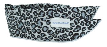 イトヤ WCS2012-LP ウォータークールスカーフ レオパード 水をたっぷり含ませて、首に着ければ蒸発クーラー！！いつでもどこでもくり返し涼感効果を発揮します！！ 暑さから回避したい全ての人に。～暑さ対策、熱中症対策として。 ウォータークールスカーフは首に巻くことで体温を調整し暑さを和らげようとする涼感スカーフです。直射日光から首を守るとともに、ほてった体を冷やすには首の動脈を冷やすと良いとされています。あらゆるシーンに合わせて対応！お子様の熱さましにもご使用いただけます！スポーツ、マラソン、ウォーキングはもちろん、遊園地、野外コンサート、通勤通学、作業、オフィス、キッチンワークなど、長い時間の着用でも首が疲れない、さりげなくお使いいただけるデザイン。 夏色豊富なカラーバリエーション。首やおでこに巻いて爽快リフレッシュ！ 小さなお子様から大人まで、夏の暑さ対策・熱中症対策に親子柄でおそろいも楽しめる！これが話題の、あのスカーフです。◆テレビ朝日 お願い！ランキング 第1位 三冠受賞◆●ご使用方法 1．できるだけ冷たい水に10～15分程度浸します。 2．ご購入時では吸水ポリマーが片寄って入っております。少しずつ膨らんできたら浸水状態にて吸水ポリマーが全体に行き渡るように指で軽く揉みながら膨らませて下さい。（吸水ポリマーが3層へと均等に行き渡らないと完全に膨らみません。） 3．膨張後、余分な水分をタオル等で拭き取り、首やおでこなどに着用してご使用下さい。 4．膨張後の使用前に冷蔵庫に入れて冷やすとより効果的です。 5．水分が蒸発してきますと元の膨らみの状態に戻ります。再度お使いになる時は吸水させて膨らませて下さい。 Q．膨らましたウォータークールスカーフはいつまで膨らんでいますか？A．環境温度・湿度・空気の動きにより蒸発率は異なりますが、少なくとも24時間は膨らんでおります。Q．首筋がビショビショになったりしませんか？A．膨張後タオル等でしっかりと余分な水分をふきとっていただけたら過度に濡れることはありません。Q．水しか使わないのに本当に冷たくなるの？A．吸水されたスカーフの気化熱効果を発揮するために無風よりも風にあたる環境が大切です。ご使用状態・環境により涼しさを感じる個人差はございます。Q．ウォータークールスカーフが全体的に膨らまないのですが？ A．ゆっくりと膨らむのを確認しながら内容物を全体に行き渡るように手で誘導し吸水を促して下さい。浸水中、スカーフの生地に空気を含んでいますと膨らみづらいので、揉みながら空気を抜いて下さい。Q．膨らませてから2日経ちましたが、なんだかペタンコになってしまったのですが？A．含んだ水の蒸発とともにスカーフはしぼみますので再度利用するときには水を含ませて下さい。Q．数時間使用しているとぬるくなってきちゃいますけど？A．水だけの涼感を得るスカーフですので限りはございます。ぬるくなったら再度水に浸けて下さい浸水した直後の水の涼感を得られます。Q．スカーフを洗う場合はどうしたらいいですか？A．手洗いにてお願い致します。使用洗剤は肌への影響を考慮した上で肌に優しいものをお使いください。また使用する際はよくすすぎ洗いをして商品内に洗剤が残らないようにして下さい。肌への悪影響、商品劣化の恐れがございます。洗濯機は使用しないでください。洗濯機内では、過大の吸水や衝撃により、商品の破損や洗濯機の故障の原因となります。Q．目立った破損もないのでまた来年も使えますか？また保管の仕方は？A．使用可能と思いますが、膨らみが弱くなる・時間がかかることがあります。湿った状態での保管はカビの発生等の原因となりますので、完全に乾ききってから保管いただけますようお願い致します。Q．もうスカーフとして使用しないのですが、どうやって廃棄すればいいですか？A．使用済みの吸水ポリマーは植木の土に入れて使用してみて下さい。土壌の保温に役立ちます。使用しております吸水ポリマーは、植物・環境に安全な物ですのでご安心してお使い下さい。または各市町村の指示、規制に従い破棄して下さい。
