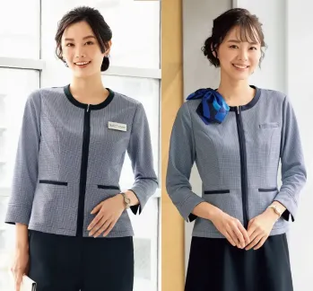 神馬本店 SS804L サマージャケット 繊細な柄を配色で引き締め。パンツもスカートもスカートもスマートな印象。EREGANCE CHIDORIのびやかでサラリ涼やか。クリーンな清潔加工で夏の快適を追求した、気品高いチルドチェックニット。着心地の軽さ、のびやかさを備え、細部にまでエレガンスを追求した小柄千鳥チェックのニット素材です。凹凸感が生むサラリ涼やかな肌ざわりで夏らしいリラックス感を演出します。夏でも安心の吸汗速乾、抗菌防臭はもちろん、高通気、透け防止、UVカットなど、働く女性にうれしい快適クリーンな機能が盛りだくさん。通気度179.0(㎤/(㎠・S))※通気性が必要とされる夏物衣料に対する基準値は、 50(㎤/(㎠・S))以上。(JIS-L 1096 A法)(フラジール形法)●名札ホール:左胸ポケットには名札付け用のホール付き。ペンを差しても名札がジャマになりません。●クリップホール:右肩にはスカーフクリップ用のホール付き。迷わずベストな位置でスカーフスタイルを楽しめます。●携帯も入る大きめポケット:左右ポケットともに携帯が余裕で入る大きさ。お辞儀をしても物を落としにくく安心。●袖口スリット仕上げ:袖口には腕を動かすたびに、袖裏の配色使いの黒が、スリットからチラリとのぞくアクセント。