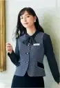 ジョア 12130-1 ベスト 12130-1 ベストen joieの華やぎコンシェルジュ®コレクションから、ネップ糸を織り込んだマカロンツイード素材で仕立てた上品なベストです。ネイビーと白のミニチェックにシルバーラメをちりばめた生地厚5の高品質素材で、フロント業務やアテンド業務での存在感と品格を演出します。ホームクリーニング対応で日常のお手入れも簡単、実用的な名札ポケット付きで接客業務をスマートにサポートします。特徴・ネップ糸を織り込んだツイード素材で上質なラグジュアリー感を演出・ネイビーと白のミニチェック柄にシルバーラメをちりばめた華やかなデザイン・名札ポケット付きで胸ポケットにペンを挿しても邪魔にならない実用設計・ホームクリーニング対応で日常のお手入れが簡単・生地厚5のしっかりとした質感で型崩れしにくい・インフォメーション、アテンド、フロント業務など接客業務に最適・ワンピースやジャケットとのコーディネートで統一感のある空間演出が可能・企業価値を高めるおもてなしの心を表現するデザイン※21～25号は受注生産になります。※受注生産品につきましては、ご注文後のキャンセル、返品及び他の商品との交換、色・サイズ交換が出来ませんのでご注意ください。※受注生産品のお支払い方法は、前払いにて承り、ご入金確認後の手配となります。
