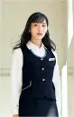 ジョア 12140-1 ベスト 12140-1 ベスト華やぎコンシェルジュ®︎コレクションのベストは、インフォメーションやフロント業務に特化した上品で華やかな事務服です。スマートストレッチ素材（ポリエステル100％）にリサイクル糸22％を使用し、美しいシルエットと優れたストレッチ性を実現。おもてなしの心を表現する洗練されたデザインで、はたらく女性の存在感と企業価値を高めます。特徴・華やぎコンシェルジュ®︎コレクションのプロフェッショナルなベスト・インフォメーション、アテンド、フロント業務に最適な上品なデザイン・名札ポケット付きで胸ポケットにペンを挿しても邪魔にならない実用設計・強撚した梳毛タイプの艶感と落ち感で美しいシルエットを表現・スマートストレッチ素材で動きやすく快適な着心地・リサイクル糸22％使用の環境配慮型エコ素材・ホームクリーニング対応でお手入れ簡単・オールシーズン対応の汎用性の高い生地厚※21～25号は受注生産になります。※受注生産品につきましては、ご注文後のキャンセル、返品及び他の商品との交換、色・サイズ交換が出来ませんのでご注意ください。※受注生産品のお支払い方法は、前払いにて承り、ご入金確認後の手配となります。