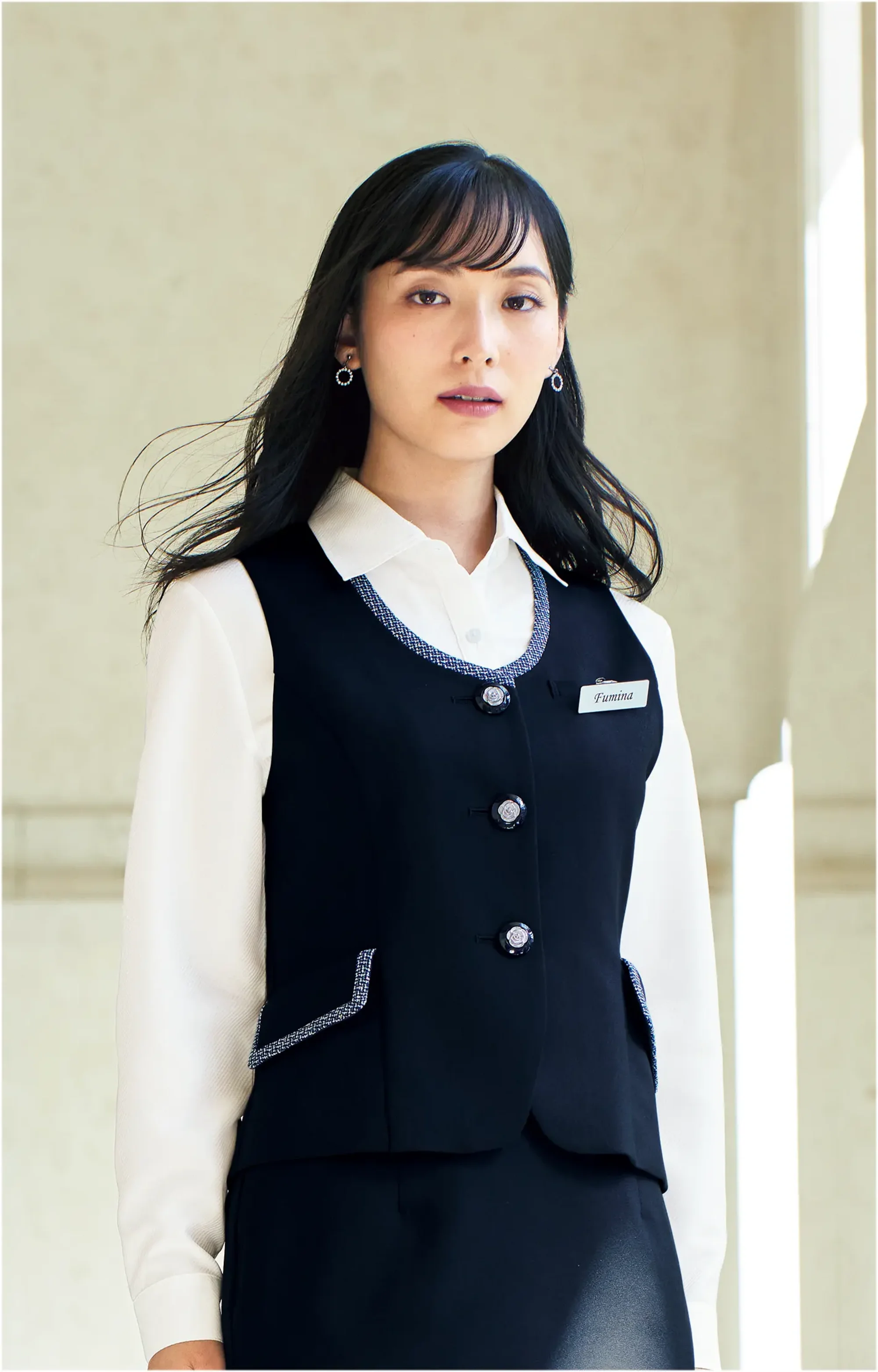 ジョア 12140-1 ベスト 12140-1 ベスト華やぎコンシェルジュ®︎コレクションのベストは、インフォメーションやフロント業務に特化した上品で華やかな事務服です。スマートストレッチ素材（ポリエステル100％）にリサイクル糸22％を使用し、美しいシルエットと優れたストレッチ性を実現。おもてなしの心を表現する洗練されたデザインで、はたらく女性の存在感と企業価値を高めます。特徴・華やぎコンシェルジュ®︎コレクションのプロフェッショナルなベスト・インフォメーション、アテンド、フロント業務に最適な上品なデザイン・名札ポケット付きで胸ポケットにペンを挿しても邪魔にならない実用設計・強撚した梳毛タイプの艶感と落ち感で美しいシルエットを表現・スマートストレッチ素材で動きやすく快適な着心地・リサイクル糸22％使用の環境配慮型エコ素材・ホームクリーニング対応でお手入れ簡単・オールシーズン対応の汎用性の高い生地厚※21～25号は受注生産になります。※受注生産品につきましては、ご注文後のキャンセル、返品及び他の商品との交換、色・サイズ交換が出来ませんのでご注意ください。※受注生産品のお支払い方法は、前払いにて承り、ご入金確認後の手配となります。