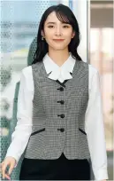 ジョア 12160-2 ベスト 12160 ベストen joie OFFICEFUL COLLECTIONのエレガントなベストは、ウールライクな質感と軽やかな着心地を実現したポリエステル100％のチドリチェック素材を採用。一般オフィスから医療関係まで幅広いシーンで活躍し、上品なクラシカルデザインと実用的な名札ポケットで、プロフェッショナルな装いを完成させます。特徴・クラシカルなチドリ柄がやわらかで上質な印象を演出・ウールライクな質感でありながら軽量で動きやすい・美しいシルエットが完成する計算されたパターン設計・実用性の高い名札ポケットを配置し接客業務にも最適・一般オフィスから医療関係まで幅広いシーンに対応・ホームクリーニング対応でお手入れ簡単・生地厚3の適度な厚みで透け感を防ぎ快適な着用感・働き方の変化に対応するコーディネート提案が可能※21～25号は受注生産になります。※受注生産品につきましては、ご注文後のキャンセル、返品及び他の商品との交換、色・サイズ交換が出来ませんのでご注意ください。※受注生産品のお支払い方法は、前払いにて承り、ご入金確認後の手配となります。
