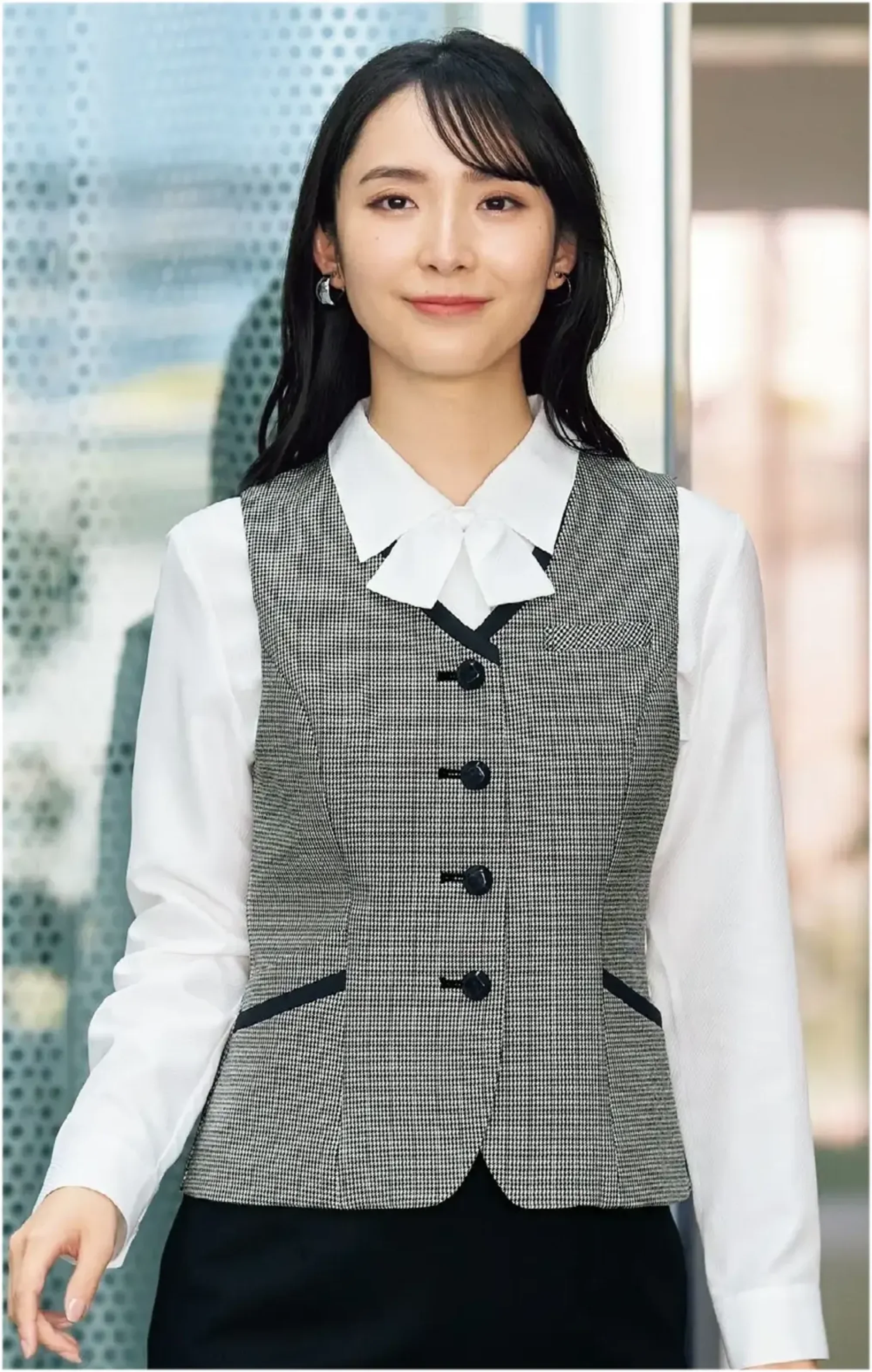 ジョア 12160-2 ベスト 12160 ベストen joie OFFICEFUL COLLECTIONのエレガントなベストは、ウールライクな質感と軽やかな着心地を実現したポリエステル100％のチドリチェック素材を採用。一般オフィスから医療関係まで幅広いシーンで活躍し、上品なクラシカルデザインと実用的な名札ポケットで、プロフェッショナルな装いを完成させます。特徴・クラシカルなチドリ柄がやわらかで上質な印象を演出・ウールライクな質感でありながら軽量で動きやすい・美しいシルエットが完成する計算されたパターン設計・実用性の高い名札ポケットを配置し接客業務にも最適・一般オフィスから医療関係まで幅広いシーンに対応・ホームクリーニング対応でお手入れ簡単・生地厚3の適度な厚みで透け感を防ぎ快適な着用感・働き方の変化に対応するコーディネート提案が可能※21～25号は受注生産になります。※受注生産品につきましては、ご注文後のキャンセル、返品及び他の商品との交換、色・サイズ交換が出来ませんのでご注意ください。※受注生産品のお支払い方法は、前払いにて承り、ご入金確認後の手配となります。