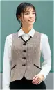 ジョア 12160-7 ベスト 12160 ベストen joie OFFICEFUL COLLECTIONのエレガントなベストは、ウールライクな質感と軽やかな着心地を実現したポリエステル100％のチドリチェック素材を採用。一般オフィスから医療関係まで幅広いシーンで活躍し、上品なクラシカルデザインと実用的な名札ポケットで、プロフェッショナルな装いを完成させます。特徴・クラシカルなチドリ柄がやわらかで上質な印象を演出・ウールライクな質感でありながら軽量で動きやすい・美しいシルエットが完成する計算されたパターン設計・実用性の高い名札ポケットを配置し接客業務にも最適・一般オフィスから医療関係まで幅広いシーンに対応・ホームクリーニング対応でお手入れ簡単・生地厚3の適度な厚みで透け感を防ぎ快適な着用感・働き方の変化に対応するコーディネート提案が可能※21～25号は受注生産になります。※受注生産品につきましては、ご注文後のキャンセル、返品及び他の商品との交換、色・サイズ交換が出来ませんのでご注意ください。※受注生産品のお支払い方法は、前払いにて承り、ご入金確認後の手配となります。