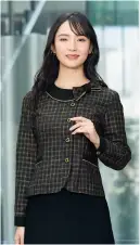 ジョア 22170-27 長袖オーバーブラウス 22170 長袖オーバーブラウスen joie OFFICEFUL COLLECTIONの長袖オーバーブラウスは、1枚でジャケット見えが叶う上品なオフィススタイルを実現。複雑な色味を織り込んだカスリブロックチェックとリバーシブル2WAYリボンで、秋冬シーズンにぴったりな洗練された印象を演出します。特徴・1枚でジャケット見えが叶う上品なオーバーブラウスデザイン・リバーシブル2WAYリボンでシーンに合わせたスタイリングが可能・複雑な色味を織り込んだブロックチェックが魅力的なアクセント・スナップボタン付きループで簡単にセットできるリボン構造・リボンを襟裏側に折り返して控えめなデザインにカスタム可能・一般オフィスから医療関係まで幅広いシーンに対応・接客業務を兼務する方にも好評の上品さを醸し出すデザイン性・ホームクリーニング対応で日常のお手入れが簡単・エコ素材を採用した環境配慮型アイテム※21～25号は受注生産になります。※受注生産品につきましては、ご注文後のキャンセル、返品及び他の商品との交換、色・サイズ交換が出来ませんのでご注意ください。※受注生産品のお支払い方法は、前払いにて承り、ご入金確認後の手配となります。