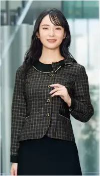 ジョア 22170-27 長袖オーバーブラウス 22170 長袖オーバーブラウスen joie OFFICEFUL COLLECTIONの長袖オーバーブラウスは、1枚でジャケット見えが叶う上品なオフィススタイルを実現。複雑な色味を織り込んだカスリブロックチェックとリバーシブル2WAYリボンで、秋冬シーズンにぴったりな洗練された印象を演出します。特徴・1枚でジャケット見えが叶う上品なオーバーブラウスデザイン・リバーシブル2WAYリボンでシーンに合わせたスタイリングが可能・複雑な色味を織り込んだブロックチェックが魅力的なアクセント・スナップボタン付きループで簡単にセットできるリボン構造・リボンを襟裏側に折り返して控えめなデザインにカスタム可能・一般オフィスから医療関係まで幅広いシーンに対応・接客業務を兼務する方にも好評の上品さを醸し出すデザイン性・ホームクリーニング対応で日常のお手入れが簡単・エコ素材を採用した環境配慮型アイテム※21～25号は受注生産になります。※受注生産品につきましては、ご注文後のキャンセル、返品及び他の商品との交換、色・サイズ交換が出来ませんのでご注意ください。※受注生産品のお支払い方法は、前払いにて承り、ご入金確認後の手配となります。