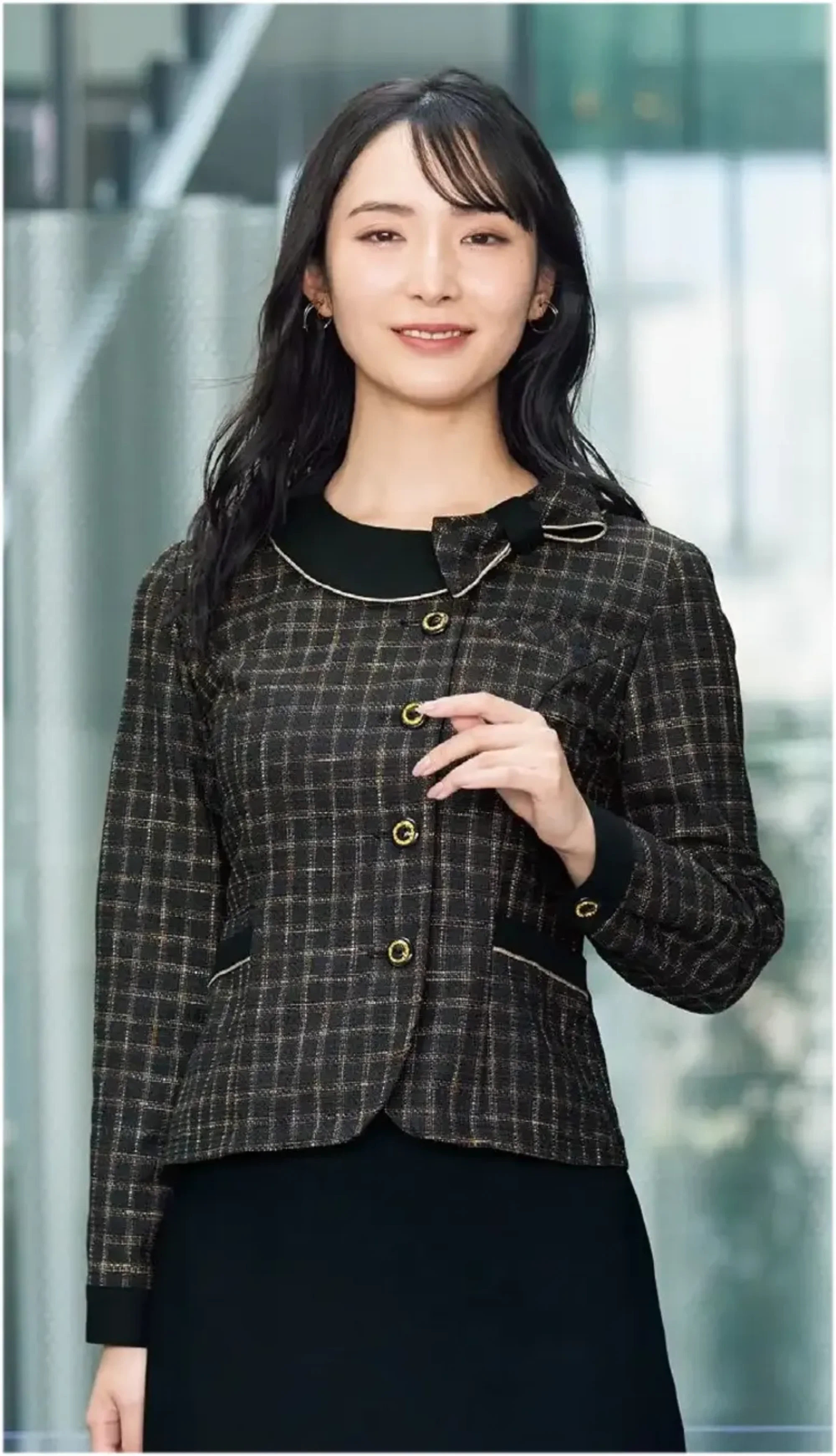 ジョア 22170-27 長袖オーバーブラウス 22170 長袖オーバーブラウスen joie OFFICEFUL COLLECTIONの長袖オーバーブラウスは、1枚でジャケット見えが叶う上品なオフィススタイルを実現。複雑な色味を織り込んだカスリブロックチェックとリバーシブル2WAYリボンで、秋冬シーズンにぴったりな洗練された印象を演出します。特徴・1枚でジャケット見えが叶う上品なオーバーブラウスデザイン・リバーシブル2WAYリボンでシーンに合わせたスタイリングが可能・複雑な色味を織り込んだブロックチェックが魅力的なアクセント・スナップボタン付きループで簡単にセットできるリボン構造・リボンを襟裏側に折り返して控えめなデザインにカスタム可能・一般オフィスから医療関係まで幅広いシーンに対応・接客業務を兼務する方にも好評の上品さを醸し出すデザイン性・ホームクリーニング対応で日常のお手入れが簡単・エコ素材を採用した環境配慮型アイテム※21～25号は受注生産になります。※受注生産品につきましては、ご注文後のキャンセル、返品及び他の商品との交換、色・サイズ交換が出来ませんのでご注意ください。※受注生産品のお支払い方法は、前払いにて承り、ご入金確認後の手配となります。