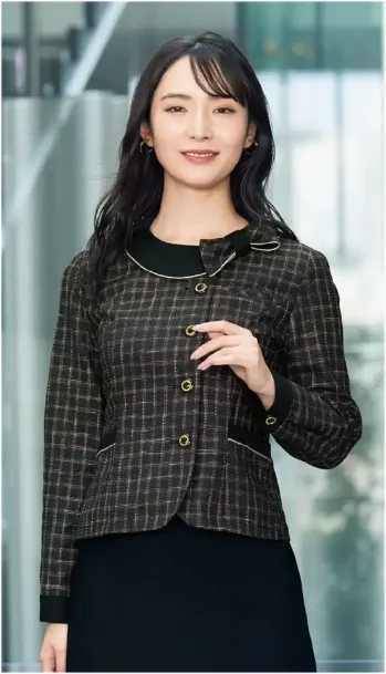 ジョア 22170-27 長袖オーバーブラウス 22170 長袖オーバーブラウスen joie OFFICEFUL COLLECTIONの長袖オーバーブラウスは、1枚でジャケット見えが叶う上品なオフィススタイルを実現。複雑な色味を織り込んだカスリブロックチェックとリバーシブル2WAYリボンで、秋冬シーズンにぴったりな洗練された印象を演出します。特徴・1枚でジャケット見えが叶う上品なオーバーブラウスデザイン・リバーシブル2WAYリボンでシーンに合わせたスタイリングが可能・複雑な色味を織り込んだブロックチェックが魅力的なアクセント・スナップボタン付きループで簡単にセットできるリボン構造・リボンを襟裏側に折り返して控えめなデザインにカスタム可能・一般オフィスから医療関係まで幅広いシーンに対応・接客業務を兼務する方にも好評の上品さを醸し出すデザイン性・ホームクリーニング対応で日常のお手入れが簡単・エコ素材を採用した環境配慮型アイテム※21～25号は受注生産になります。※受注生産品につきましては、ご注文後のキャンセル、返品及び他の商品との交換、色・サイズ交換が出来ませんのでご注意ください。※受注生産品のお支払い方法は、前払いにて承り、ご入金確認後の手配となります。