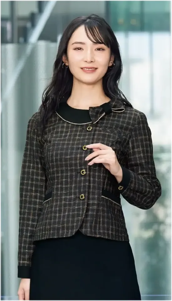 ジョア 22170-27 長袖オーバーブラウス 22170 長袖オーバーブラウスen joie OFFICEFUL COLLECTIONの長袖オーバーブラウスは、1枚でジャケット見えが叶う上品なオフィススタイルを実現。複雑な色味を織り込んだカスリブロックチェックとリバーシブル2WAYリボンで、秋冬シーズンにぴったりな洗練された印象を演出します。特徴・1枚でジャケット見えが叶う上品なオーバーブラウスデザイン・リバーシブル2WAYリボンでシーンに合わせたスタイリングが可能・複雑な色味を織り込んだブロックチェックが魅力的なアクセント・スナップボタン付きループで簡単にセットできるリボン構造・リボンを襟裏側に折り返して控えめなデザインにカスタム可能・一般オフィスから医療関係まで幅広いシーンに対応・接客業務を兼務する方にも好評の上品さを醸し出すデザイン性・ホームクリーニング対応で日常のお手入れが簡単・エコ素材を採用した環境配慮型アイテム※21～25号は受注生産になります。※受注生産品につきましては、ご注文後のキャンセル、返品及び他の商品との交換、色・サイズ交換が出来ませんのでご注意ください。※受注生産品のお支払い方法は、前払いにて承り、ご入金確認後の手配となります。