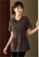 ジョア 42057-27 チュニックジャケット 42057-27 チュニックジャケットLA BEAUTE COLLECTIONの上質なチュニックジャケットで、マーメイドにインスパイアされた美しいラッフルデザインが特徴です。ポリエステル100％のナチュラルツイル素材に制電防止と吸水速乾機能を搭載し、優雅な佇まいと実用性を両立。深みのあるブラウンにゴールドを効かせたエレガントな一着で、快適な着心地と美しいシルエットを実現します。特徴・マーメイドにインスパイアされた美しいラッフルデザインで優美な品格を演出・深みのあるブラウンにゴールドを効かせたエレガントなカラーリング・襟のふちは細かなメローロック仕様で上質な仕上がり・脱着しやすい前ファスナーで着替えが簡単・胸ポケットの実用性の高い名札ポケットでペンを挿しても邪魔にならない・両脇ポケット付きで小物の収納に便利・ストレッチ性のある素材で動きやすく快適・吸汗・速乾機能で一日中さらりとした着心地・制電防止機能で静電気の不快感を軽減・防透性に優れ、透けにくい安心設計・ホームクリーニング対応でお手入れが簡単※21～25号は受注生産になります。※受注生産品につきましては、ご注文後のキャンセル、返品及び他の商品との交換、色・サイズ交換が出来ませんのでご注意ください。※受注生産品のお支払い方法は、前払いにて承り、ご入金確認後の手配となります。