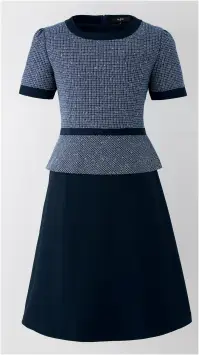 ジョア 62130-1 ワンピース 62130-1 ワンピースen joieの華やぎコンシェルジュ®コレクションから、接遇業務に特化した黄金比シルエットワンピースが登場。ネップ糸を織り込んだマカロンツイード素材にラメをちりばめ、上品な華やかさを演出します。リサイクル糸22％使用のエコ素材で美しいシルエットと快適な着心地を実現し、おもてなしの現場で輝く存在感を放ちます。特徴・黄金比シルエットで美しい佇まいを演出する上品なワンピーススタイル・カラフルなネップ糸を織り込んだマカロンツイード素材で華やかな印象・ネイビーにはシルバーラメをちりばめた気品あるデザイン・インフォメーション、アテンド、フロント業務に最適な接遇特化設計・胸ポケットにペンを挿しても邪魔にならない実用性の高い名札ポケット付き・両脇に便利なポケットを配置・リサイクル糸22％使用の環境配慮型エコ素材を採用・ホームクリーニング対応でお手入れ簡単・ストレッチ性に優れ動きやすく疲れにくい着心地・オールシーズン対応の快適な素材設計※21～25号は受注生産になります。※受注生産品につきましては、ご注文後のキャンセル、返品及び他の商品との交換、色・サイズ交換が出来ませんのでご注意ください。※受注生産品のお支払い方法は、前払いにて承り、ご入金確認後の手配となります。