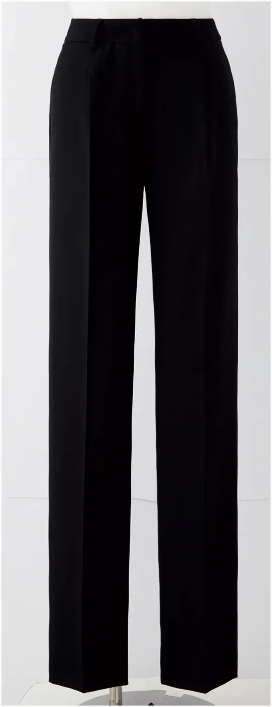 ジョア 72140-2 パンツ 72140-2 パンツスマートストレッチ素材を使用した美シルエットと快適な履き心地を両立したパンツです。ポリエステル100％の上質な艶感と落ち感のある風合いで、エレガントなオフィススタイルを演出。ストレッチ性に優れ、オールシーズン対応でお手入れも簡単な実用性の高いアイテムです。特徴・スマートストレッチ素材による美しいシルエットと快適な着用感・強撚した梳毛タイプの上質な艶感と落ち感のある風合い・優れたストレッチ性で動きやすく疲れにくい・リサイクル糸22％使用の環境配慮型エコ素材・ホームクリーニング対応でお手入れが簡単・後ろゴム仕様でウエスト調整が楽々・便利な両脇ポケット付で実用性抜群・オールシーズン対応の生地厚で年間を通して着用可能※21～25号は受注生産になります。※受注生産品につきましては、ご注文後のキャンセル、返品及び他の商品との交換、色・サイズ交換が出来ませんのでご注意ください。※受注生産品のお支払い方法は、前払いにて承り、ご入金確認後の手配となります。