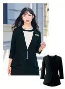 ジョア 82050-2 ジャケット 82050-2 ジャケットLA BEAUTE COLLECTIONの上質なレディースジャケットで、マーメイドにインスパイアされたラッフルデザインが美しく波うつフェミニンなスタイルです。ポリエステル100％のナチュラルツイル素材にストレッチ性と吸汗速乾機能を搭載し、深みのあるブラウンにゴールドを効かせたエレガントな佇まいが、事務服としての品格と快適な着心地を両立させます。特徴・マーメイドにインスパイアされた美しいラッフルデザインで優美な品格を演出・深みのあるブラウンにゴールドアクセントを効かせたエレガントなカラーリング・バータイプのフロントホックでちらりと見えるゴールドが上品さを際立たせる・裏地なし仕様で軽く涼しく、動きの邪魔をしない快適性・両サイドのスラッシュポケットでデザインを損なわない実用性・胸元の名札ポケットでペンを挿しても邪魔にならない機能性・ストレッチ性と吸汗速乾性で一日中快適な着心地・制電防止機能でオフィスワークにも安心・ホームクリーニング対応でお手入れも簡単※21～25号は受注生産になります。※受注生産品につきましては、ご注文後のキャンセル、返品及び他の商品との交換、色・サイズ交換が出来ませんのでご注意ください。※受注生産品のお支払い方法は、前払いにて承り、ご入金確認後の手配となります。