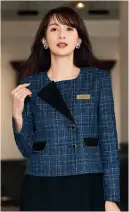 ジョア 82150-3 ジャケット 82150 ジャケットen joieの華やぎコンシェルジュ®コレクションが誇るエレガントなジャケットです。深みのあるグランブルーチェックにゴールドのラメ糸を織り交ぜたツイード調素材で、フロントやインフォメーション業務に上品な存在感をもたらし、おもてなしの心を表現する特別な一着として企業価値を高めます。特徴・ツイード調チェック生地にゴールドのラメ糸を織り交ぜたプレミアム感漂う素材・アシンメトリーチェックパターンが生み出すクラシカルでエレガントな装い・名札ポケット付きで実用性を追求・接遇業務やアテンド業務に最適な品格際立つ華やかな存在感・裏地付きで着心地と耐久性を向上・ドライクリーニング対応でお手入れも安心・インフォメーションやフロント業務に特化した機能性とデザイン性を両立※21～25号は受注生産になります。※受注生産品につきましては、ご注文後のキャンセル、返品及び他の商品との交換、色・サイズ交換が出来ませんのでご注意ください。※受注生産品のお支払い方法は、前払いにて承り、ご入金確認後の手配となります。