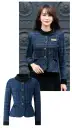 ジョア 82155-3 ソフトジャケット 82155 ソフトジャケットen joie 華やぎコンシェルジュ®コレクションのエレガントなソフトジャケットです。ツイード調のグランブルーチェック生地にゴールドラメ糸を織り交ぜ、プレミアム感漂う仕上がりが特別なおもてなし空間を演出します。接遇業務やフロント業務での上品な存在感と、ホームクリーニング対応の実用性を両立させました。特徴・華やぎコンシェルジュ®コレクションの上質なソフトジャケット・深みのあるグランブルーチェックが品格際立つ華やかな存在感を演出・ツイード調素材にゴールドのラメ糸を織り交ぜたラグジュアリーな質感・大きめなアシンメトリーチェックでクラシカルでエレガントな装い・ホテルフロントやインフォメーション、アテンド業務に最適・名札ポケット付きで実用性を追求・ホームクリーニング対応でお手入れ簡単・生地厚5の適度な厚みで型崩れしにくい・裏地なしで軽やかな着心地※21～25号は受注生産になります。※受注生産品につきましては、ご注文後のキャンセル、返品及び他の商品との交換、色・サイズ交換が出来ませんのでご注意ください。※受注生産品のお支払い方法は、前払いにて承り、ご入金確認後の手配となります。