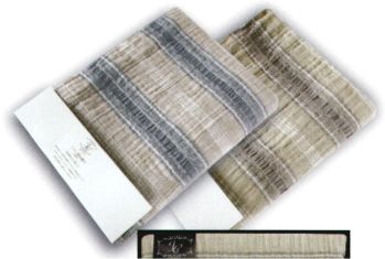 成願 JGRK-700F JGリネン重ね織りガーゼケット（箱無し） 麻を織り込んで天然の涼感を…お洗濯も簡単、いつも清潔に…●重ね織り（三重織り）くせになる使い心地成願が開発する代表的な多重織りガーゼです。様々な機能を持たせるため、天然繊維、機能繊維を織り込む技術を活用したロングラン商品です。本商品をベースとしたオリジナル商品開発も数多く手がけており、広くお使いいただけるとヒット商品です。※この商品はご注文後のキャンセル、返品及び交換は出来ませんのでご注意下さい。※なお、この商品のお支払方法は、先振込（代金引換以外）にて承り、ご入金確認後の手配となります。※この商品は、早くても約1週間程度の納期がかかりますので、予めご了承ください。