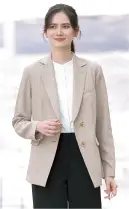 カーシーカシマ ESJ972 ジャケット ESJ972 ジャケット夏でも快適に着こなせるKITAIシリーズのサマージャケットです。ペットボトル由来のリサイクル機能糸COOLMAX®EcoMade ALL SEASONを使用し、暑いときは汗を拡散して涼しく、寒いときは空気を蓄えて暖かさを保ちます。裏地なしの涼やかな着心地とサイドベンツ仕様で、夏場でもさらりと快適に過ごせます。特徴・裏地なしの涼しい着心地と風通しのよいサイドベンツ仕様・爽やかな麻調生地にミントグリーンの色糸を取り入れたライティグレンチェック・ARM360°プラスで動きやすい袖設計を採用・消臭テープで気になるニオイを軽減・スカーフループ・Wネームループで小物の装着が便利・大容量ポケットと補強布付き大きめ胸ポケットで収納力抜群・肩パットなしでナチュラルなシルエット・フラワーホール付きでフォーマルシーンにも対応・イージーケア・ホームクリーニング対応でお手入れ簡単・GRS認証取得のサステイナブル素材※19号は受注生産になります。※受注生産品につきましては、ご注文後のキャンセル、返品及び他の商品との交換、色・サイズ交換が出来ませんのでご注意ください。※受注生産品のお支払い方法は、前払いにて承り、ご入金確認後の手配となります。