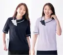 カーシーカシマ ESP979 ポロシャツ ESP979 ポロシャツオフィスワークに最適なBICOLOR POLOシリーズのポロシャツです。モイステックス素材による接触冷感機能と吸放湿性により、真夏でも涼やかで快適な着心地が持続します。流れるような胸元のタックデザインと取り外し可能なスカーフで、クールにもフェミニンにも演出できる2WAYスタイルを実現しました。特徴・バイカラーデザインでスマートな印象とトレンド感を両立・胸元のタックデザインにより誰でもキレイに着られるスタイル・取り外し可能なスカーフで2WAYの着こなしが楽しめる・ARM360°設計により動きやすい袖デザイン・消臭テープ付きで一日中快適・ノンアイロンで手軽にお手入れ可能・透けにくく、洗濯を繰り返してもハリ感をキープ・大きめ胸ポケットと補強布で実用性も充実・長めの袖丈設計でエレガントなシルエット・ドット釦仕様でさりげないおしゃれをプラス